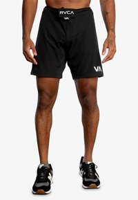 Svarta träningsshorts med en märkesremsa i midjan, som har en slät yta och en minimalistisk design. Inkluderar vita logotypdetaljer på framsidan.