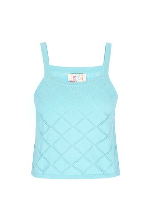 Hellblaues gestricktes Tanktop mit dünnen Trägern, das ein strukturiertes Diamantmuster aufweist und ein Etikett mit der Aufschrift "LETI" trägt. Das Design ist lässig und figurbetont.