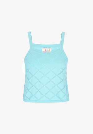 Jasnoniebieski dzianinowy top na ramiączkach z cienkimi paskami, charakteryzujący się teksturowanym wzorem w romby i metką z napisem "LETI". Design jest casualowy i dopasowany.