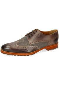 Scarpa in pelle marrone con lacci, dalla superficie testurizzata, perforazioni e una punta liscia a contrasto. Presenta una suola resistente con un leggero battistrada.