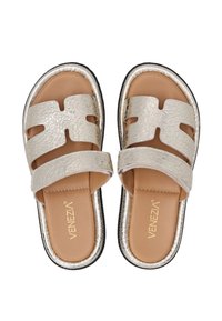Metallic sølv sandaler med åben tå-design, der har to brede stropper med udskårne mønstre, en polstret tan indersål og sort trim.