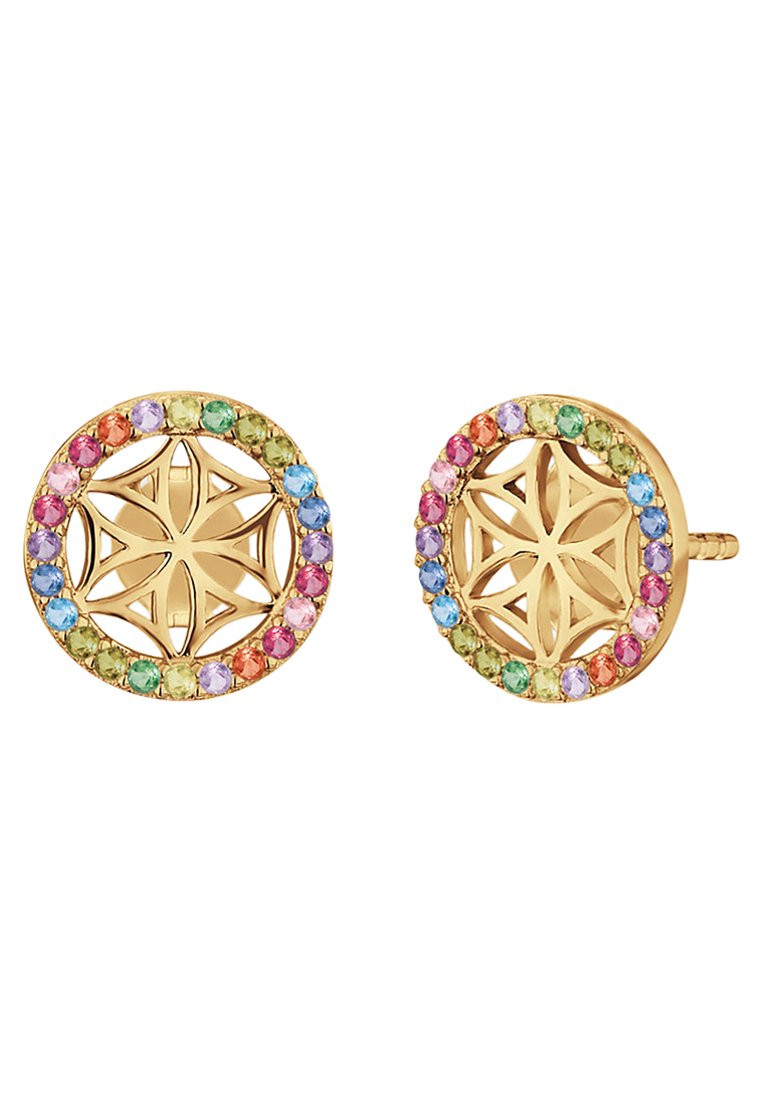 Orecchini circolari in tono oro con un design a forma di stella al centro, circondato da gemme multicolori. Finitura in metallo testurizzato.