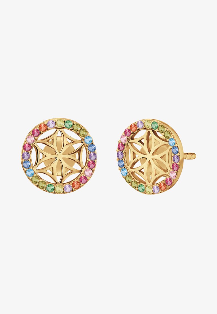 Orecchini circolari in tono oro con un design a forma di stella al centro, circondato da gemme multicolori. Finitura in metallo testurizzato.
