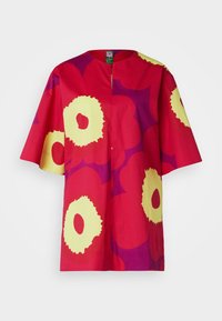 Rød og lilla oversized bluse med korte ærmer, prydet med store gule blomster mønstre og en lige neckline; lavet af letvægtsstof.