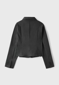 Blazer gris foncé ajusté avec manches longues et détails de boutons aux poignets, présenté de dos sur un fond clair.