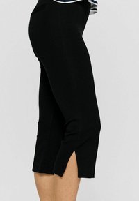 Zwarte capri-broeken van rekbaar materiaal, met een aansluitend ontwerp en zijsplitten aan de onderkant voor extra comfort.