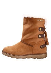 Braune Wildleder-Winterstiefel mit weißem Faux-Fur-Futter, drei dekorativen Riemen mit Metallknöpfen und Quastendetail an der Rückseite.