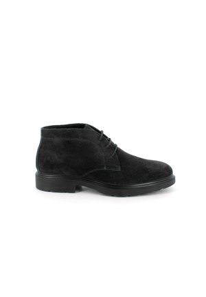 Stivali ankle in suede nera con punta rotonda, caratterizzati da cuciture a contrasto, lacci sul davanti e suola in gomma spessa.