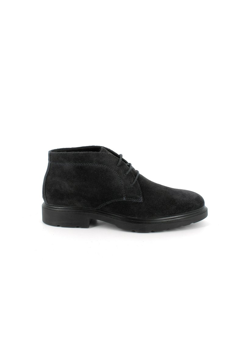 Stivali ankle in suede nera con punta rotonda, caratterizzati da cuciture a contrasto, lacci sul davanti e suola in gomma spessa.