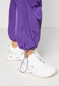 Tommy Jeans PARACHUTE WINDPANT - Jogginghose - college purple