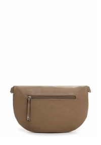 Borsa a pochette in pelle marrone con una texture liscia, forma curva e una tasca frontale con zip per una conservazione sicura. Dettaglio della tracolla regolabile incluso.