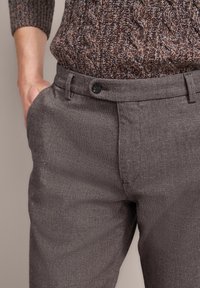 Grau strukturierte Hose mit tailliertem Schnitt, flacher Vorderseite, Seitentaschen und einem einzelnen Knopfverschluss an der Taille.