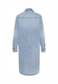 Vaaleansininen farkumekko, pitkät hihat, napitetut hihansuut ja kaulus. Sileä rakenne, polveen saakka ulottuva, suora siluetti ja takana sauma.