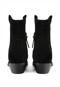 Stivali ankle in suede nero con un design elegante, tacchi inclinati e cerniere decorative lateralmente. Presentano cuciture robuste e linguette per la presa.
