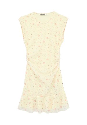 Mouwloze lichtgele jurk met klein roze bloemenpatroon en gerimpelde zoom, gelabeld "Olé Koton."