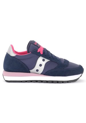 Zapatilla deportiva azul marino con parte superior de ante y sintético, acentos plateados, cordones rosas y una entresuela blanca sobre una suela de goma negra.