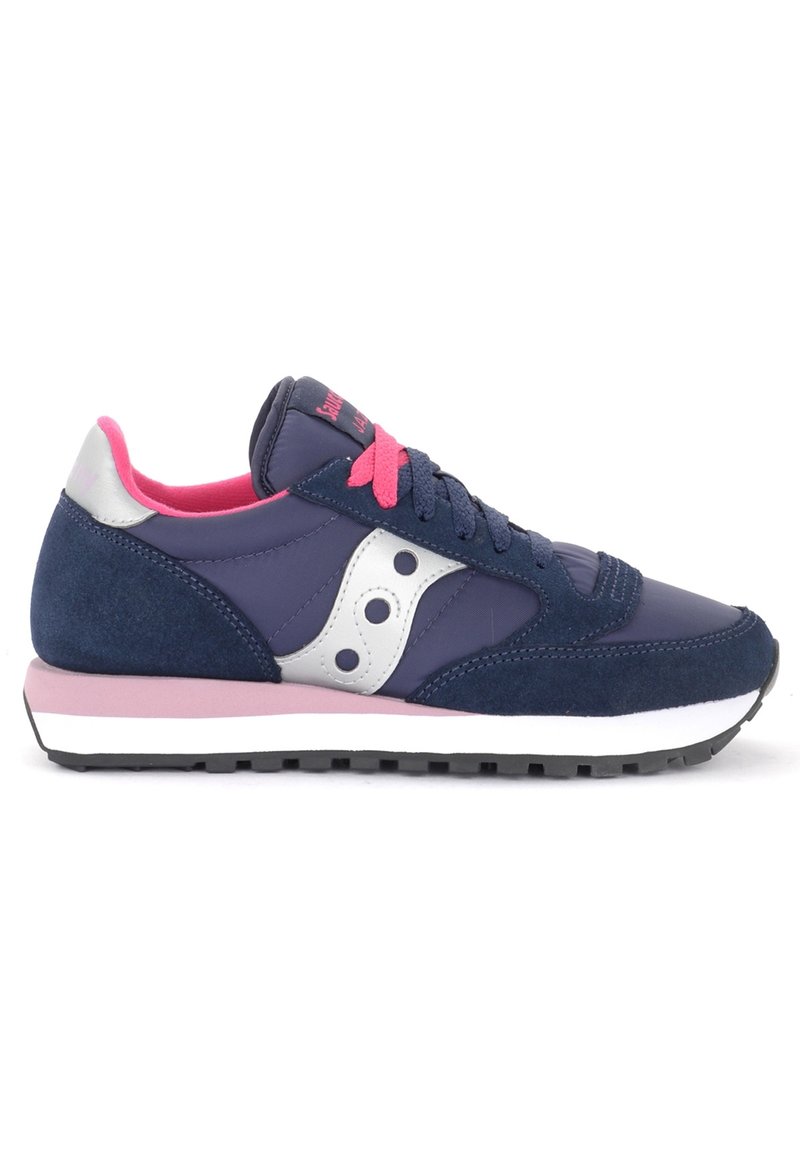 Zapatilla deportiva azul marino con parte superior de ante y sintético, acentos plateados, cordones rosas y una entresuela blanca sobre una suela de goma negra.