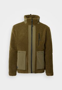 Fleecejacke in olivgrün mit hohem Kragen, Reißverschluss, zwei Fronttaschen und kontrastierenden Stoffpaneelen auf der Brust und den Ärmeln.