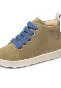 Zelenohnědá nubuková sneaker na kotníku s modrými tkaničkami, s bílou gumovou podešví a logem na boku.