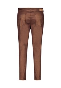 Braune, schmal geschnittene Hosen mit glänzender Textur, ausgestattet mit zwei Gesäßtaschen und einem Markenetikett am Bund.