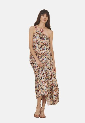 Vestido maxi de tejido ligero, con un estampado floral en tonos de naranja, púrpura y beige, con un diseño de un solo hombro y cintura ajustada.