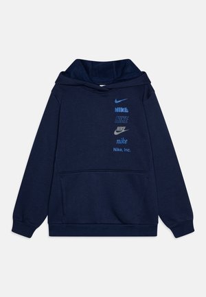 Sudadera azul marino con un bolsillo tipo canguro, que presenta varios tonos de logotipos de Nike impresos en la parte delantera. Está hecha de una suave mezcla de algodón.