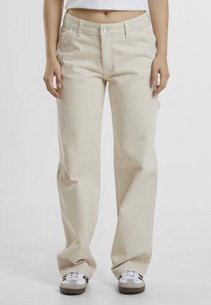 Pantaloni beige a gamba larga in cotone, con chiusura a bottone, passanti per cintura e tasche laterali. Tessuto testurizzato con finitura liscia.