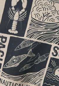 Tejido de algodón con ilustraciones náuticas en negro y crema de una langosta, un pez y olas, con tipografía serif en texto en negrita.