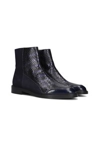 Bottines de marine avec un motif serpent texturé et des accents en cuir lisse. Présente un bout rond et une semelle en caoutchouc plate.