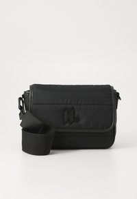 Schwarze Umhängetasche aus Nylon mit gestepptem Design, verstellbarem Gurt und geprägt Logo auf der Vorderseite. Glatte Textur.