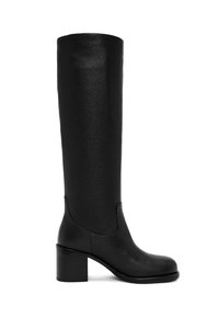 Bottes en cuir noir montantes avec une finition texturée, bout carré et un large talon bloc. Design minimaliste sans matériel visible.