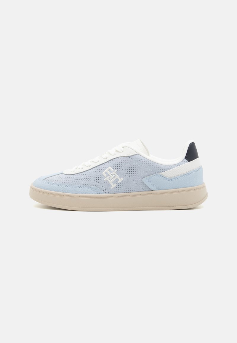 Baskets perforées bleu clair avec lacets et accents blancs, dotées d'une semelle en caoutchouc beige et d'un panneau de talon bleu marine. Logo brodé sur le côté.