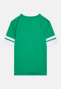 Camiseta atlética verde con acentos de rayas blancas en las mangas. Confeccionada con un tejido suave y transpirable, cuenta con un cuello redondo y mangas cortas.