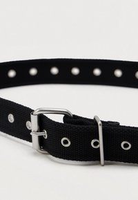 Ceinture en tissu tissé noir avec une boucle en métal argenté et plusieurs œillets pour un ajustement réglable, présentée sur un fond blanc.