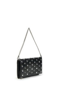 Bolso de mano de cuero negro con tachuelas metálicas plateadas y acentos de estrellas. Cuenta con una correa de cadena y cierre de cremallera, forma rectangular.