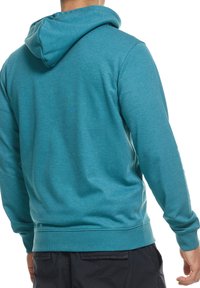 Haut en molleton teal avec une capuche à cordon, des poignets et un ourlet côtelés. Le tissu a une texture douce et présente un motif chiné subtil.