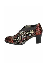Zapato negro con bordado floral en rojo, blanco y amarillo. Materiales texturizados y un tacón medio proporcionan altura y soporte adicionales.