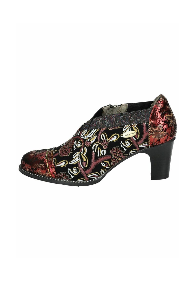 Zapato negro con bordado floral en rojo, blanco y amarillo. Materiales texturizados y un tacón medio proporcionan altura y soporte adicionales.