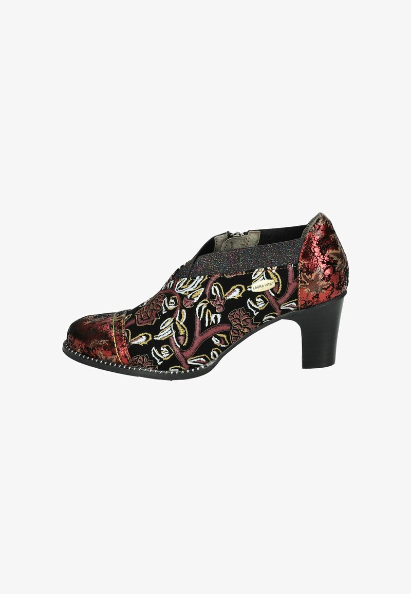 Zapato negro con bordado floral en rojo, blanco y amarillo. Materiales texturizados y un tacón medio proporcionan altura y soporte adicionales.
