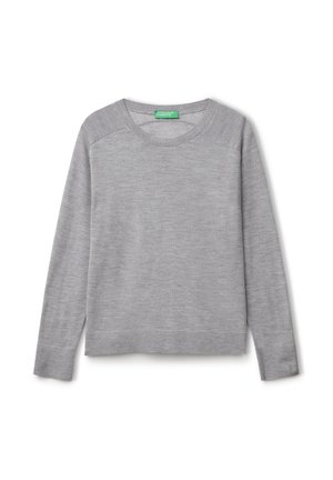Maglione grigio a manica lunga con scollatura rotonda, realizzato in un materiale morbido. Presenta polsini a coste e una vestibilità leggermente cropped e rilassata.