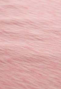 Tejido suave de color rosa con una trama ligera y texturizada que crea un patrón lineal sutil a lo largo de la superficie.