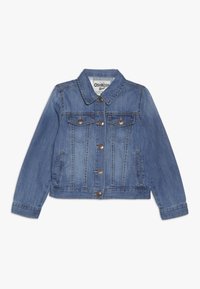 Světle modrá denimová bunda s límcem, předními kapsami a stříbrnými knoflíky. Má zkrácený střih a viditelné švy po celém povrchu.