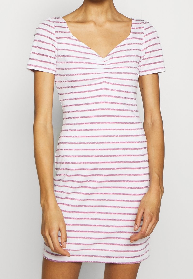 Robe à manches courtes blanche avec des rayures horizontales roses et argentées ; décolleté en V, forme ajustée et texture de tissu douce.