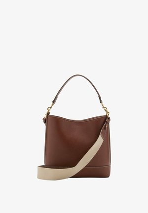 Sac à main en cuir marron avec une forme arrondie, avec une anse supérieure et une bandoulière beige amovible. Accents en métal doré et détails de couture.