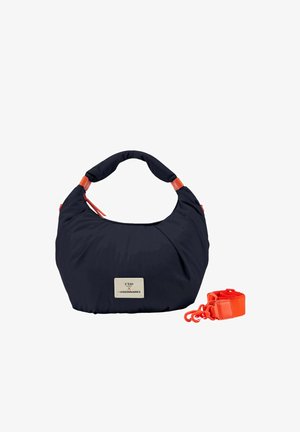 Sac à main noir en forme de croissant avec des accents orange et une bandoulière orange amovible, comportant une étiquette avant avec un logo textuel.