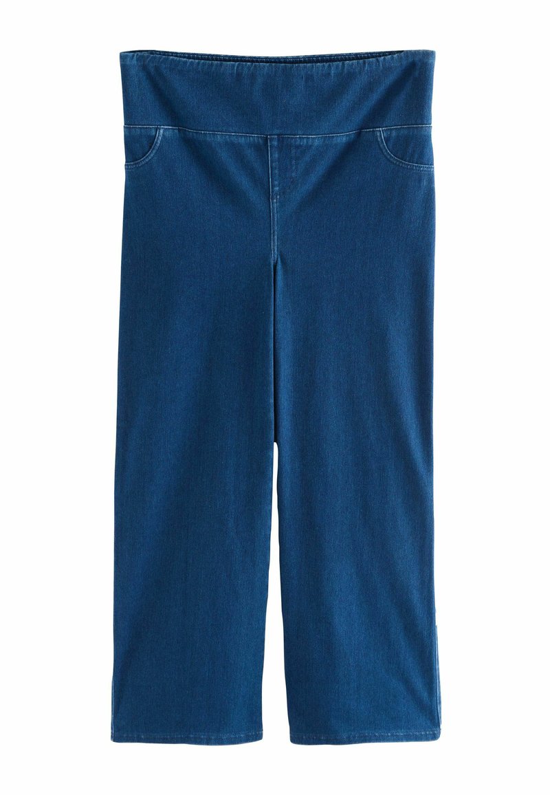Bermude din denim albastru, cu talie elastică, două buzunare frontale și croială dreaptă, ajungând ușor deasupra genunchilor.