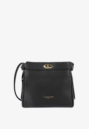 Sac à main en cuir noir avec finition texturée, ferrures dorées, bandoulière ajustable et logo de la marque embossé sur le devant.