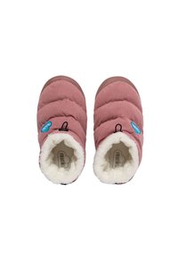Zapatillas de pana rosa con forro de piel sintética blanca, puntera redondeada, suela de goma y un pequeño detalle de logo azul en el lateral.