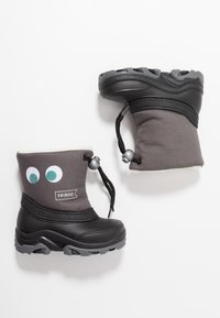 Bottes d'hiver noires avec dessus en textile gris, ornées de grands yeux verts et blancs, fermeture par cordon et semelle en caoutchouc texturée.