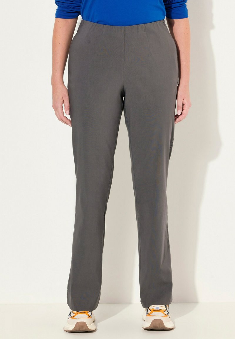 Pantalons gris, légers, avec taille élastique et coupe droite. Le tissu semble lisse sans motifs visibles ni détails matériels.